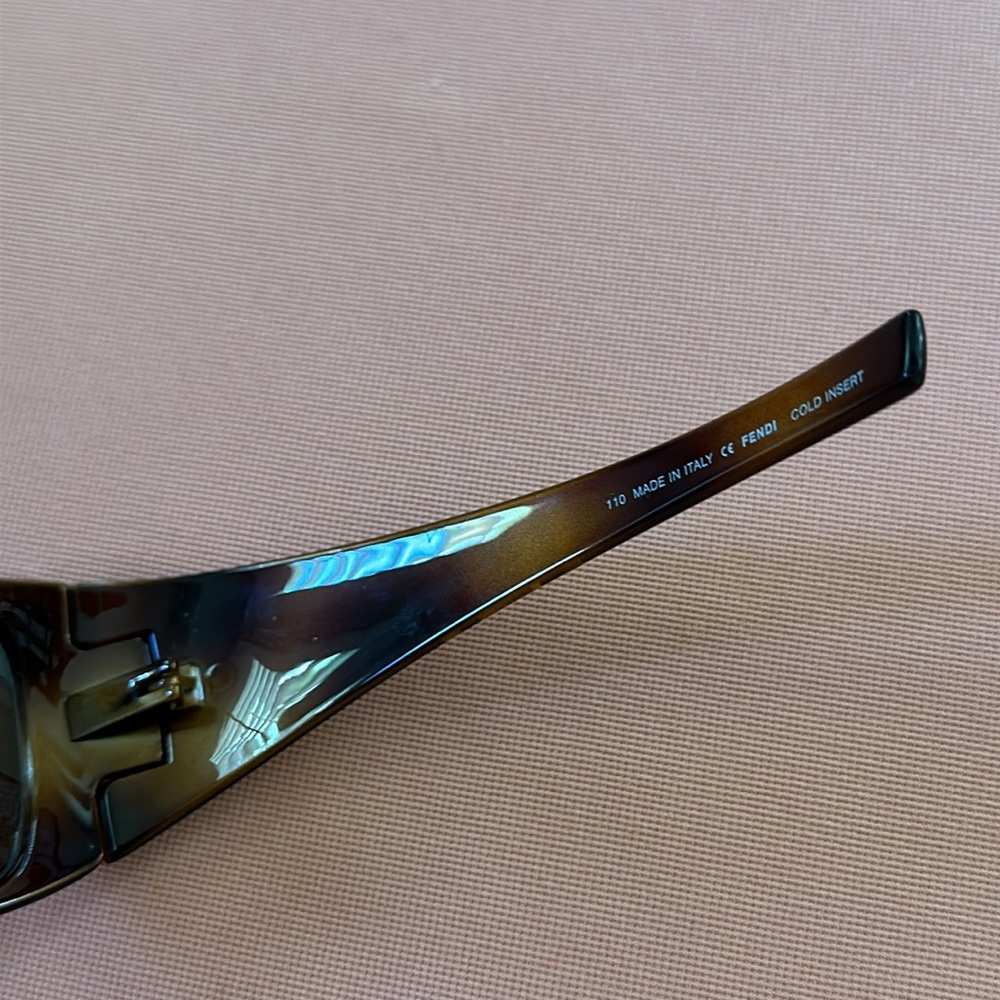New Fendi Oversized Brown/Gold Sunglasses. - Picture 9 of 10